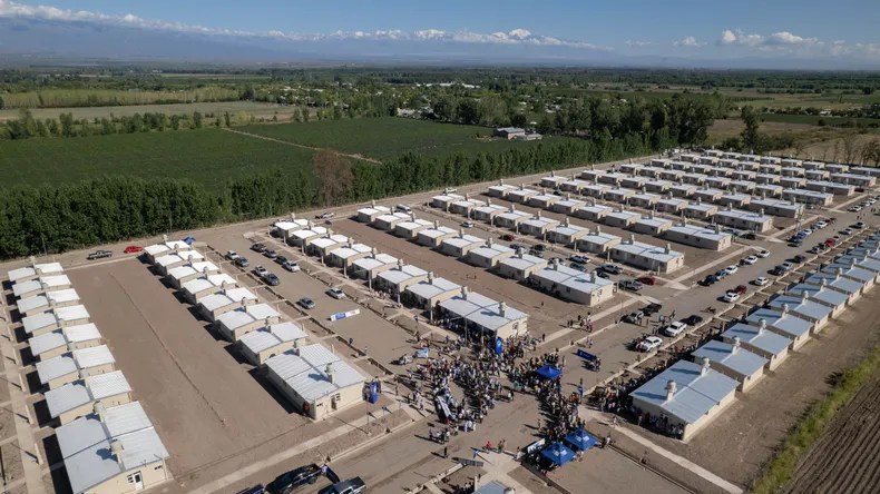 Con fondos provinciales, Cornejo entregó nuevas viviendas en&nbsp;Tunuyán