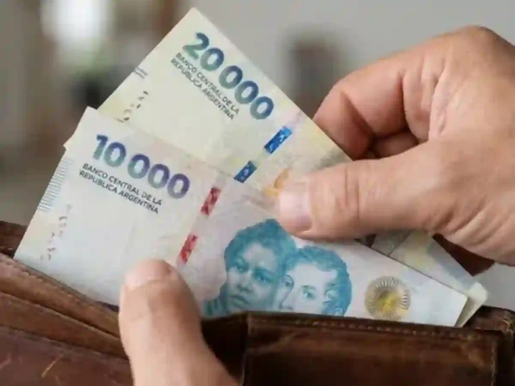 Los salarios aumentaron 2,2% en mayo y registraron una suba interanual del&nbsp;35,9%